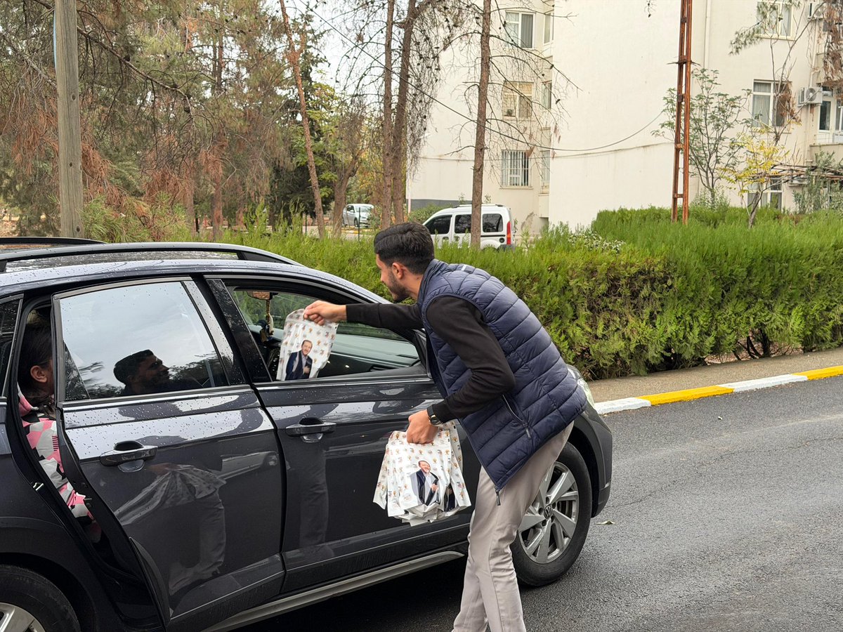 ✨OKULA 5 KALA 🚌  📖 

Sabah Okula 5 Kala programı kapsamında, Okul kapısında Öğrenci Kardeşlerimize ikramda bulunarak güne enerjik ve mutlu başlamalarına katkı sağladık. 

Öğrencilerimizin yüzündeki tebessüm, yaptığımız çalışmanın en kıymetli karşılığı oldu. Çünkü biliyoruz ki;