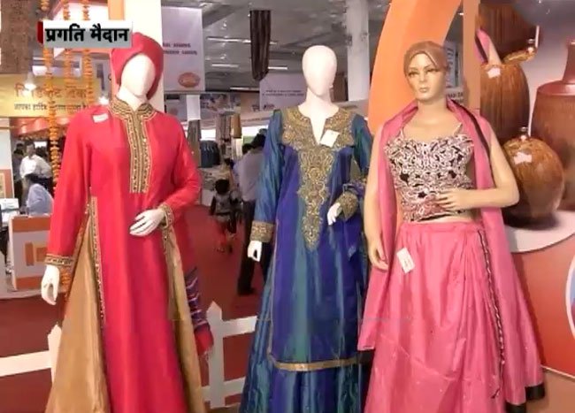 KamalExIN's tweet image. #BaatKhadiKi #KhadiIndia #VocalForLocal #MakeInIndia #ViksitBharat
#IITF2025 में Khadi Pavilion सचमुच स्वदेशी भावना की धड़कन बन गया है।
ग्राम-उद्योग के कारीगरों के हाथों से बने हैंडलूम, वस्त्र और ऑर्गेनिक उत्पाद-हर चीज़ भारत की असली मिट्टी की खुशबू लिए हुए है।
“बात खादी की”…