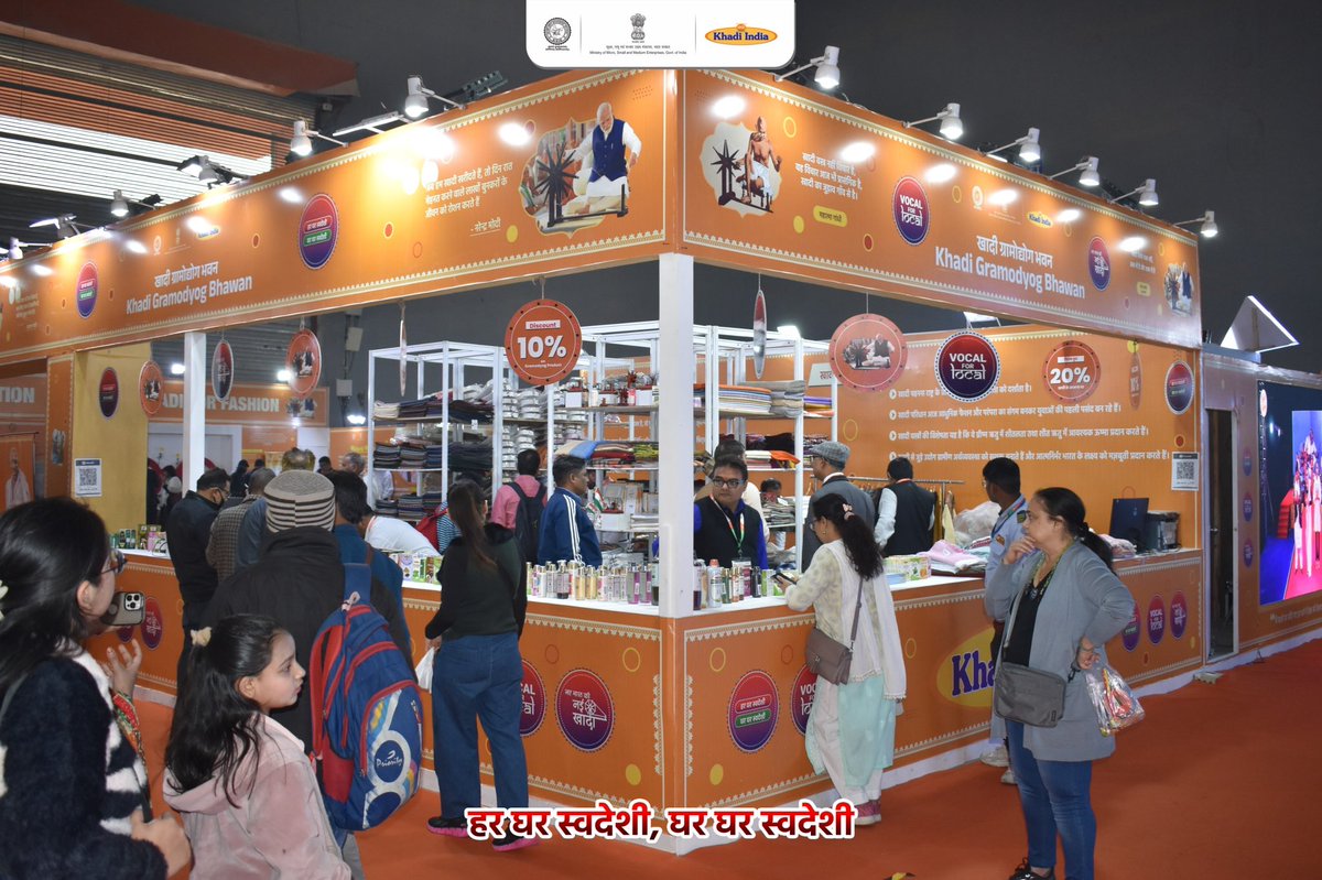 KamalExIN's tweet image. #BaatKhadiKi #KhadiIndia #VocalForLocal #MakeInIndia #ViksitBharat
#IITF2025 में Khadi Pavilion सचमुच स्वदेशी भावना की धड़कन बन गया है।
ग्राम-उद्योग के कारीगरों के हाथों से बने हैंडलूम, वस्त्र और ऑर्गेनिक उत्पाद-हर चीज़ भारत की असली मिट्टी की खुशबू लिए हुए है।
“बात खादी की”…