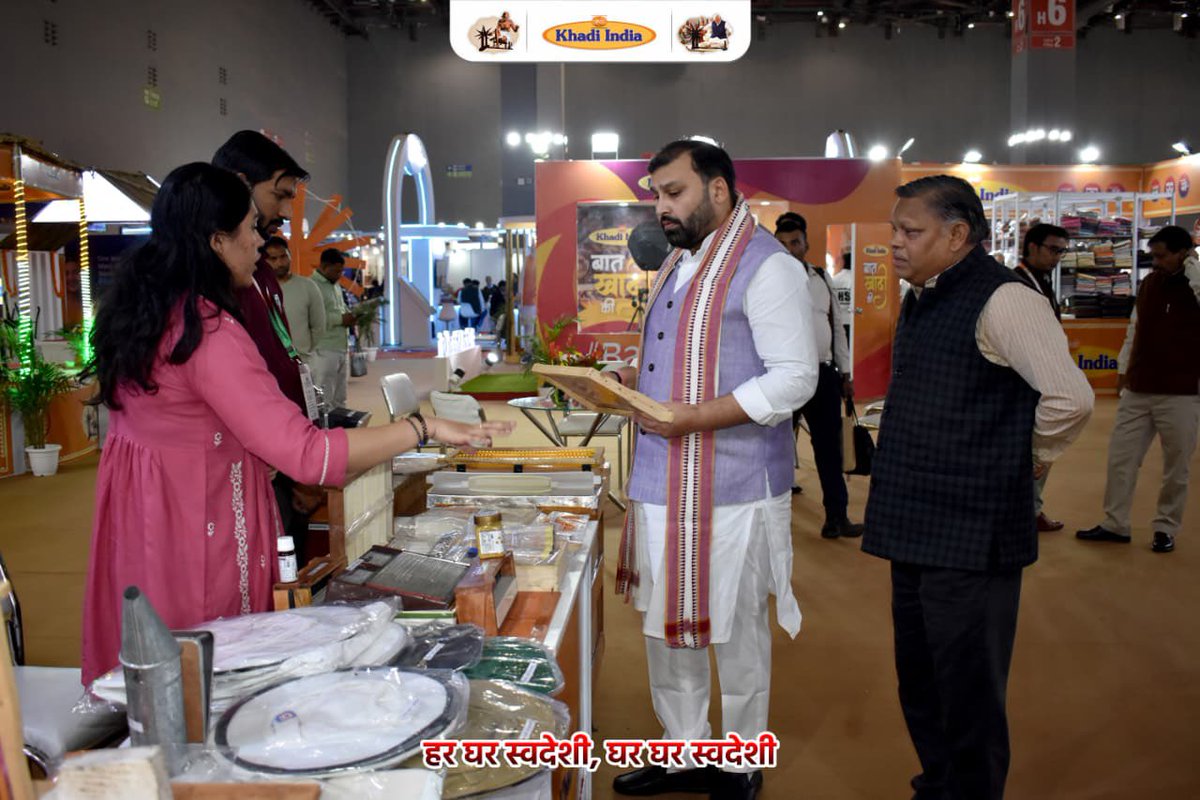KamalExIN's tweet image. #BaatKhadiKi #KhadiIndia #VocalForLocal #MakeInIndia #ViksitBharat
#IITF2025 में Khadi Pavilion सचमुच स्वदेशी भावना की धड़कन बन गया है।
ग्राम-उद्योग के कारीगरों के हाथों से बने हैंडलूम, वस्त्र और ऑर्गेनिक उत्पाद-हर चीज़ भारत की असली मिट्टी की खुशबू लिए हुए है।
“बात खादी की”…