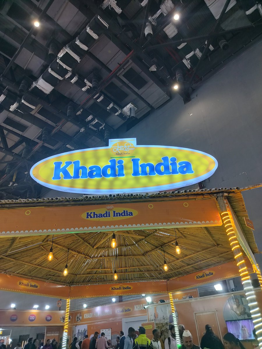 KamalExIN's tweet image. #BaatKhadiKi #KhadiIndia #VocalForLocal #MakeInIndia #ViksitBharat
#IITF2025 में Khadi Pavilion सचमुच स्वदेशी भावना की धड़कन बन गया है।
ग्राम-उद्योग के कारीगरों के हाथों से बने हैंडलूम, वस्त्र और ऑर्गेनिक उत्पाद-हर चीज़ भारत की असली मिट्टी की खुशबू लिए हुए है।
“बात खादी की”…