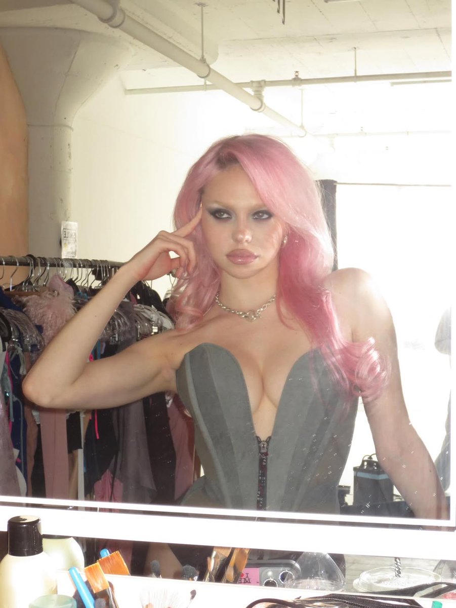 PopCrave's tweet image. Happy 22nd birthday to the talented ADÉLA.