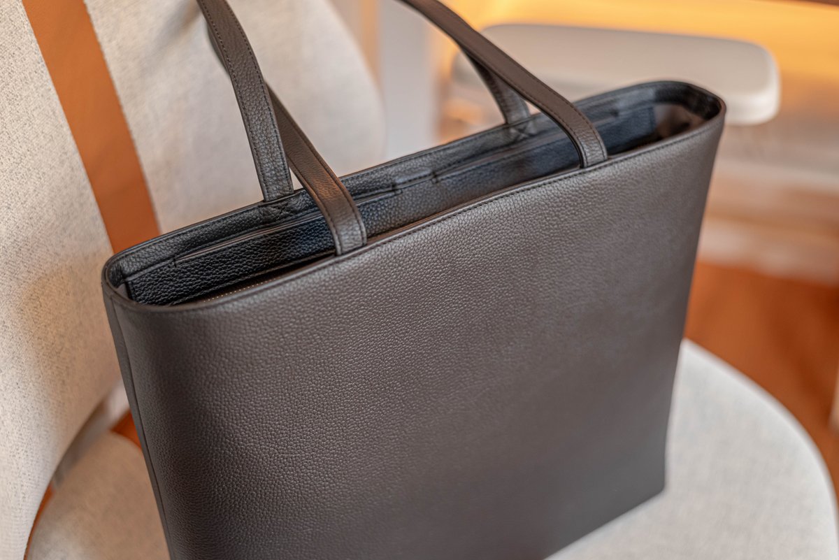 最近通勤用に使ってるmuonの本革トートバッグ「THE Tote」 非常に 