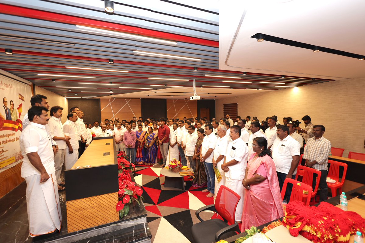 TVKPartyHQ's tweet image. முன்னாள் அமைச்சர் திரு. கே.ஏ.செங்கோட்டையன் அவர்கள், முன்னாள் நாடாளுமன்ற உறுப்பினர் திருமதி சத்தியபாமா உள்ளிட்ட தம் ஆதரவாளர்களுடன் இன்று பனையூர் தலைமை நிலையச் செயலகத்தில், மக்கள் விரும்பும் முதல்வர் வேட்பாளர், கழகத் தலைவர் அவர்களை நேரில் சந்தித்து, தமிழக வெற்றிக் கழகத்தில் தங்களை…