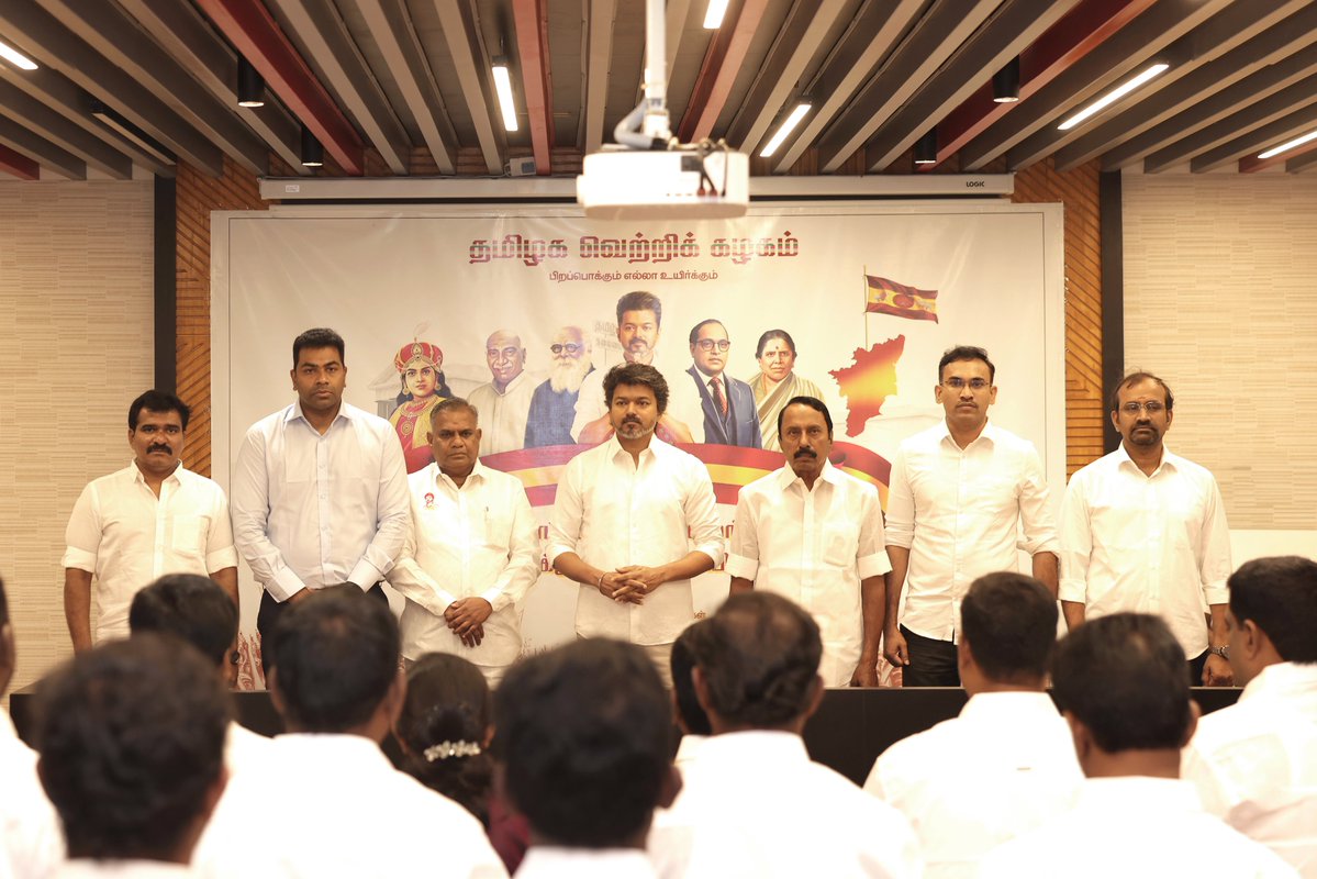 TVKPartyHQ's tweet image. முன்னாள் அமைச்சர் திரு. கே.ஏ.செங்கோட்டையன் அவர்கள், முன்னாள் நாடாளுமன்ற உறுப்பினர் திருமதி சத்தியபாமா உள்ளிட்ட தம் ஆதரவாளர்களுடன் இன்று பனையூர் தலைமை நிலையச் செயலகத்தில், மக்கள் விரும்பும் முதல்வர் வேட்பாளர், கழகத் தலைவர் அவர்களை நேரில் சந்தித்து, தமிழக வெற்றிக் கழகத்தில் தங்களை…