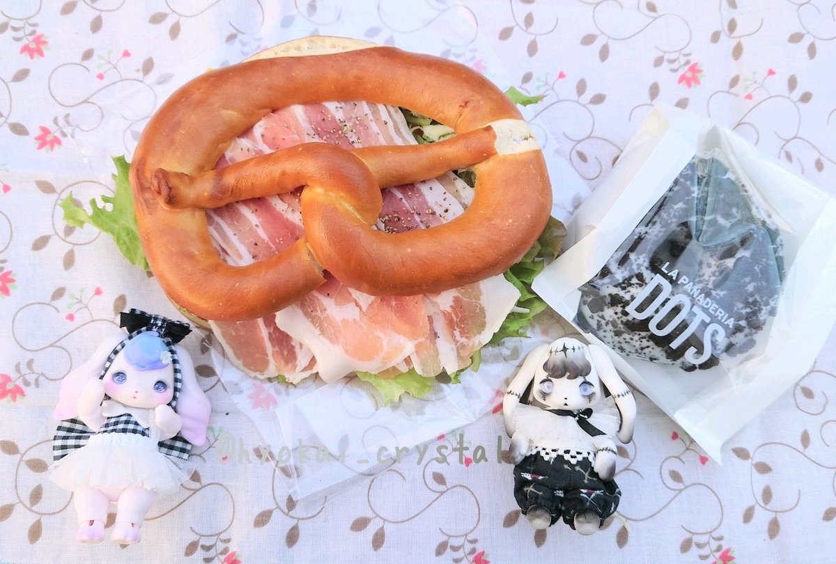 秋満喫ぐるみズ🐇紅葉が綺麗になってきました🍁
ついでに遅いランチもいただきました🥨お店で紹介されてた映えサンド作るぞ！と意気込んだものの、思ってたんと違う(生ハム乗せすぎ)

🧥👗:文月一華様(<a href="/fuzukiichika/">文月一華</a>)
👀:Roseden様(<a href="/dollmmk/">Roseden</a>)、まち様(<a href="/machisuzu96/">まち Su'Zoo🌗ミニチュアモールベア🧸</a>)
💈:ちっぷ様(<a href="/chip_tea/">ちっぷ🐻🍯👟</a>)
#cocoriang