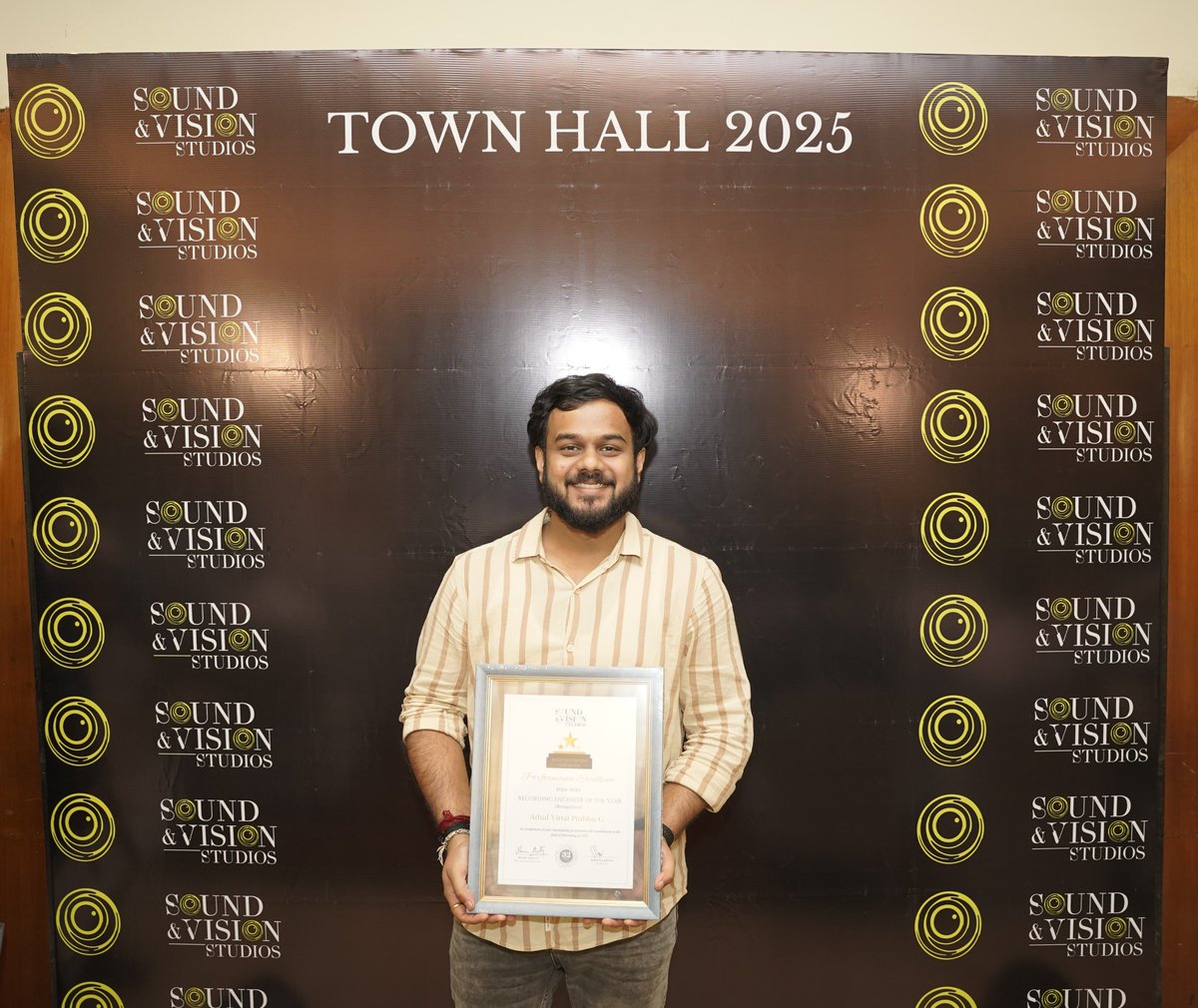 soundnvisionsts's tweet image. Congratulations, Athul Vittal Prabhu G (Bengaluru) for winning the Best Recording Engineer Award! Your craft turns every note into pure perfection.

#SoundEngineering #AwardWinner #RecordingEngineer #SVSAwards #SVSPerformanceAward #Congratulations #SoundAndVisionStudios