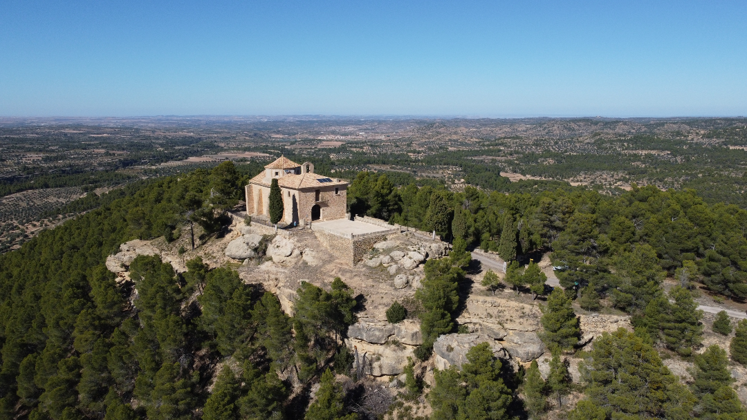 🌟 Belmonte de San José, Teruel — Nuevo Pueblo Mágico de España 2026 - 

Belmonte de San José es uno de esos rincones que parecen suspendidos en el tiempo. Su casco histórico (perfectamente conservado) te envuelve en calles de piedra, soportales medievales y casas solariegas que