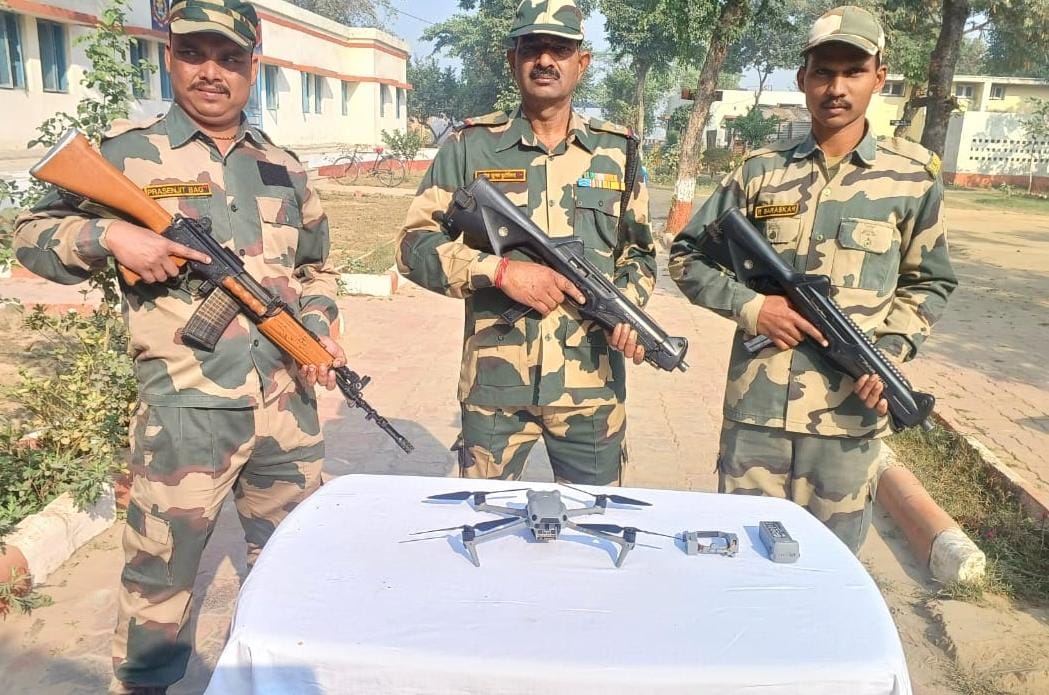 JaiHind_KiFauj's tweet image. 🚨 चौकसी अडिग, सुरक्षा अभेद्य!
पंजाब बॉर्डर पर BSF ने लगातार कार्रवाइयों में 3 पाकिस्तानी ड्रोन और हेरोइन बरामद कर दुश्मन की नापाक कोशिशें नाकाम कर दीं।
तेज़ निगरानी, तकनीकी बढ़त और अटूट संकल्प—यही है BSF की शक्ति। 🇮🇳✨
#AlertBSF #BSFDroneSlayers