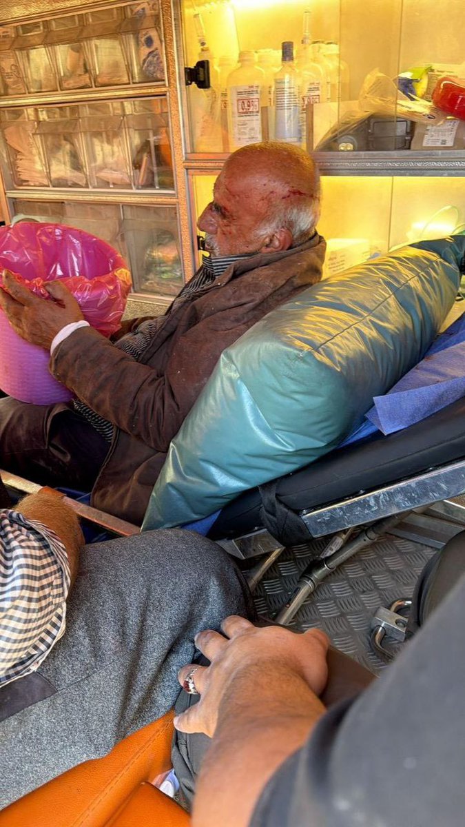 QudsNen's tweet image. Israeli settler militias attacked Palestinian farmers near the town of Beit Lid, north of Tulkarm, in the occupied West Bank.