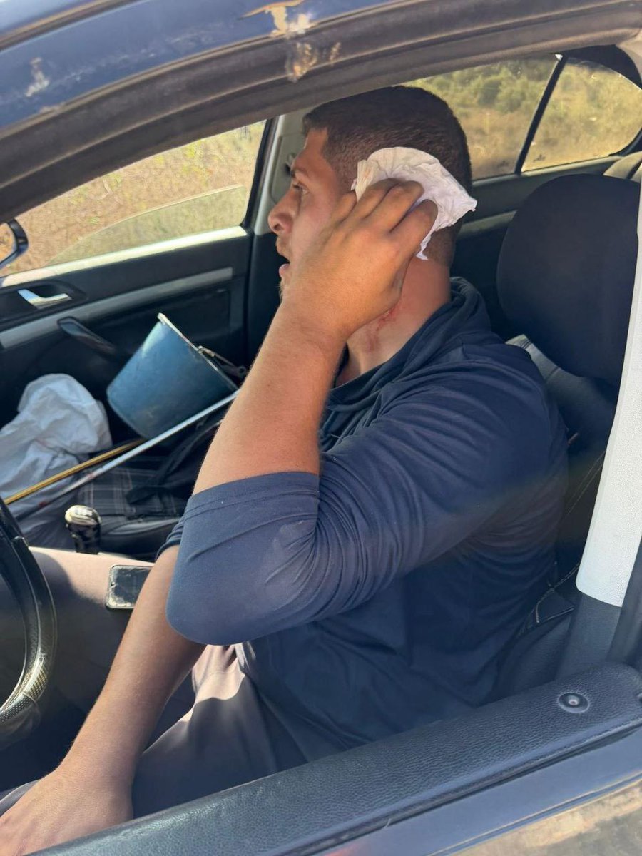 QudsNen's tweet image. Israeli settler militias attacked Palestinian farmers near the town of Beit Lid, north of Tulkarm, in the occupied West Bank.