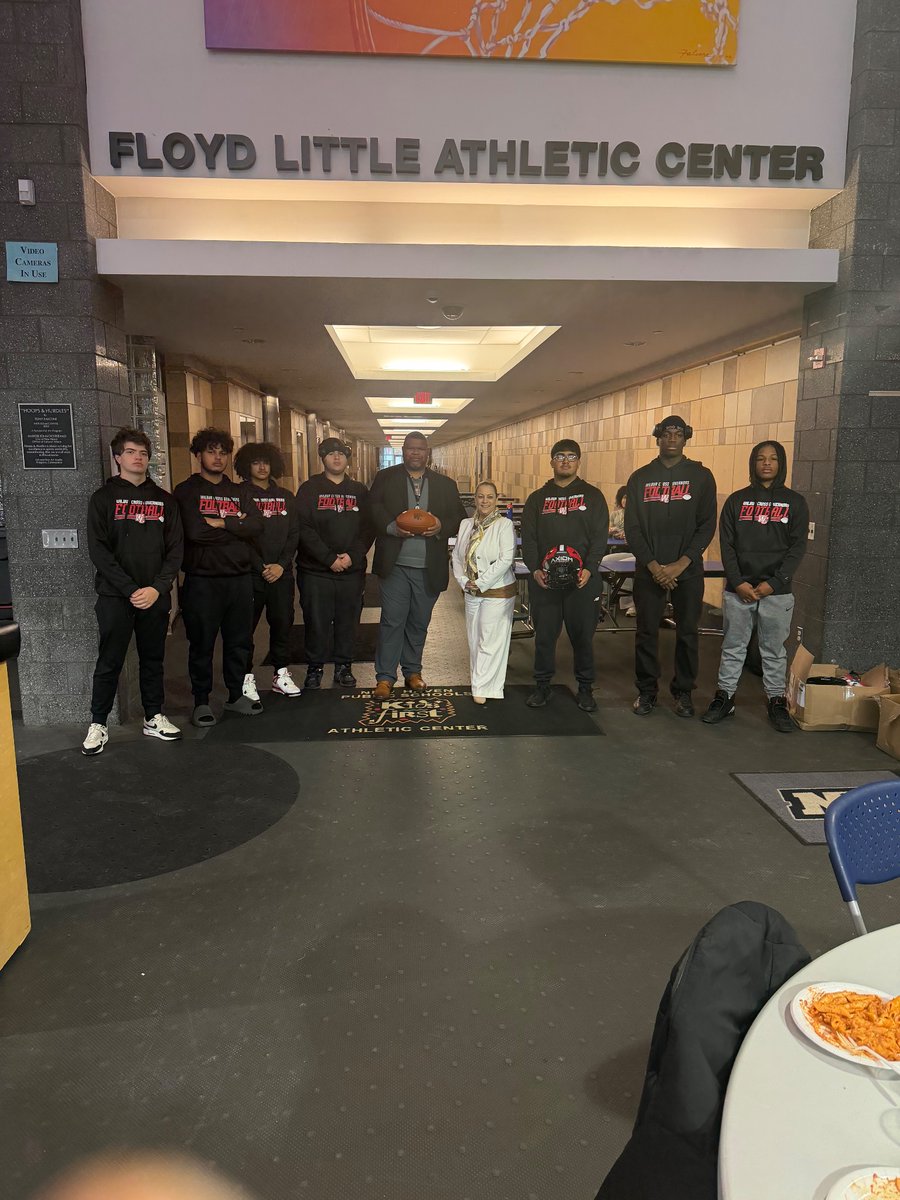 Raff1575's tweet image. 2025 Elm City Bowl Luncheon!  
Captains &amp;amp; Coaches from each team gather before the 40th annual Elm City Bowl at Marone/Barbarito complex  on Thanksgiving morning - 
1030am kickoff.   
#cthsfb #SCC #Gametime