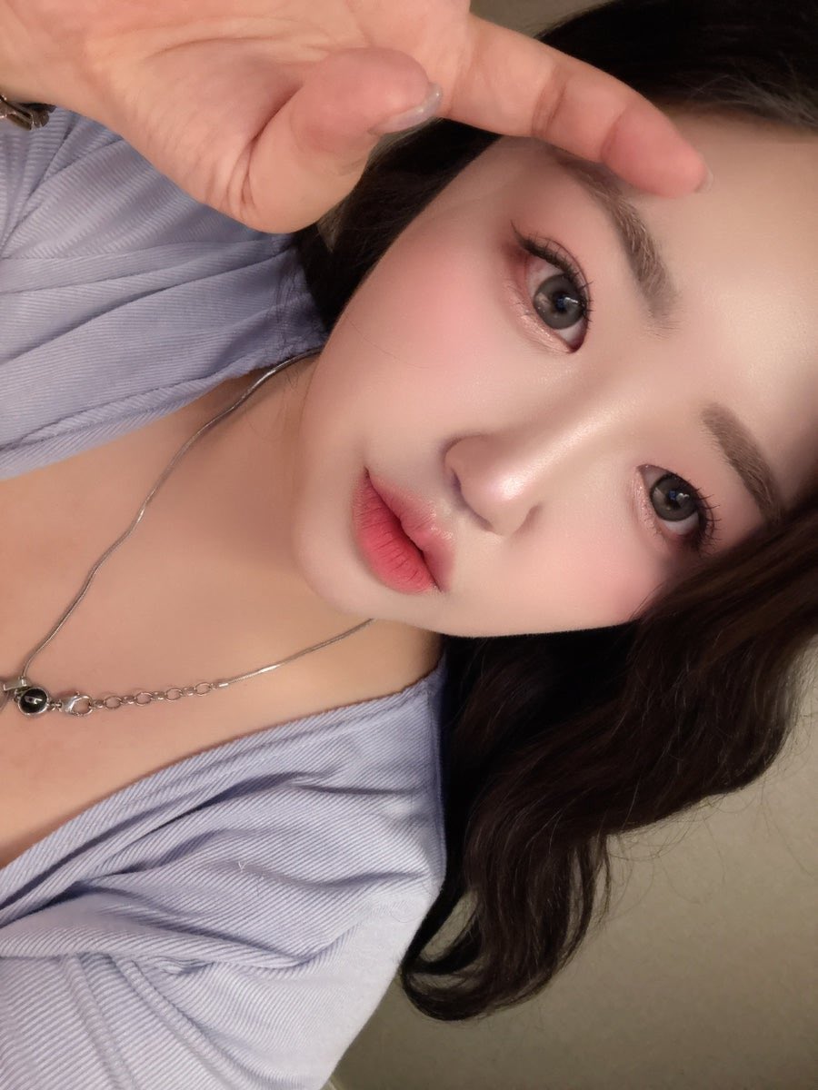 sariseyo_jebal's tweet image. 신림에 초이메이크업 추천합니다 
저는 데일리 헤메로 받앗고 
원하는 시안가저가면 왠만하면 기본가에 해주십니다 
저는 원장님이 권해주시는대로 받았고 
제가 이때까지 경험해본 수십가지 샵중에 
제일 가성비잇고 예쁘게됏었어요 
보드게임카페에서 찍어서 시궁쥐처럼 나왓는데 피부메이크업하고…