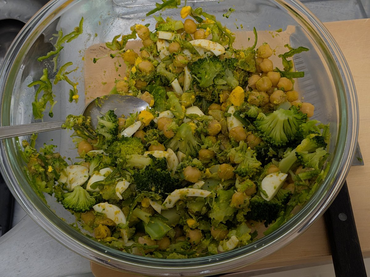 Dieting until crowo comes to japan day 1
20h fasting and chickpea salad
weight : i forgor to meaure