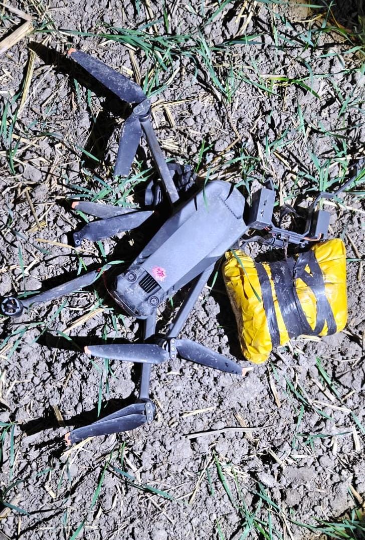 JaiHindForever1's tweet image. 🚨 चौकसी अडिग, सुरक्षा अभेद्य!
पंजाब बॉर्डर पर BSF ने लगातार कार्रवाइयों में 3 पाकिस्तानी ड्रोन और हेरोइन बरामद कर दुश्मन की नापाक कोशिशें नाकाम कर दीं।
तेज़ निगरानी, तकनीकी बढ़त और अटूट संकल्प—यही है BSF की शक्ति। 🇮🇳✨
#AlertBSF #BSFDroneSlayers