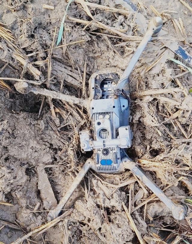 JaiHindForever1's tweet image. 🚨 चौकसी अडिग, सुरक्षा अभेद्य!
पंजाब बॉर्डर पर BSF ने लगातार कार्रवाइयों में 3 पाकिस्तानी ड्रोन और हेरोइन बरामद कर दुश्मन की नापाक कोशिशें नाकाम कर दीं।
तेज़ निगरानी, तकनीकी बढ़त और अटूट संकल्प—यही है BSF की शक्ति। 🇮🇳✨
#AlertBSF #BSFDroneSlayers