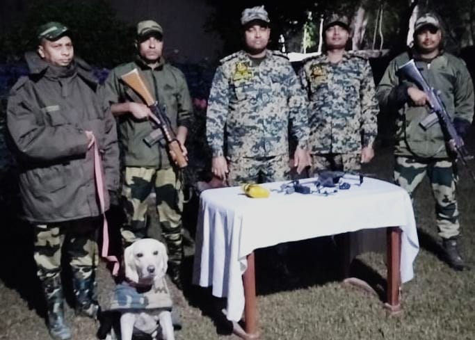 JaiHindForever1's tweet image. 🚨 चौकसी अडिग, सुरक्षा अभेद्य!
पंजाब बॉर्डर पर BSF ने लगातार कार्रवाइयों में 3 पाकिस्तानी ड्रोन और हेरोइन बरामद कर दुश्मन की नापाक कोशिशें नाकाम कर दीं।
तेज़ निगरानी, तकनीकी बढ़त और अटूट संकल्प—यही है BSF की शक्ति। 🇮🇳✨
#AlertBSF #BSFDroneSlayers