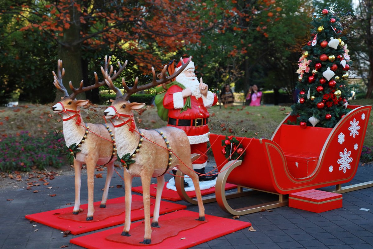 ソリを引くトナカイとサンタクロース