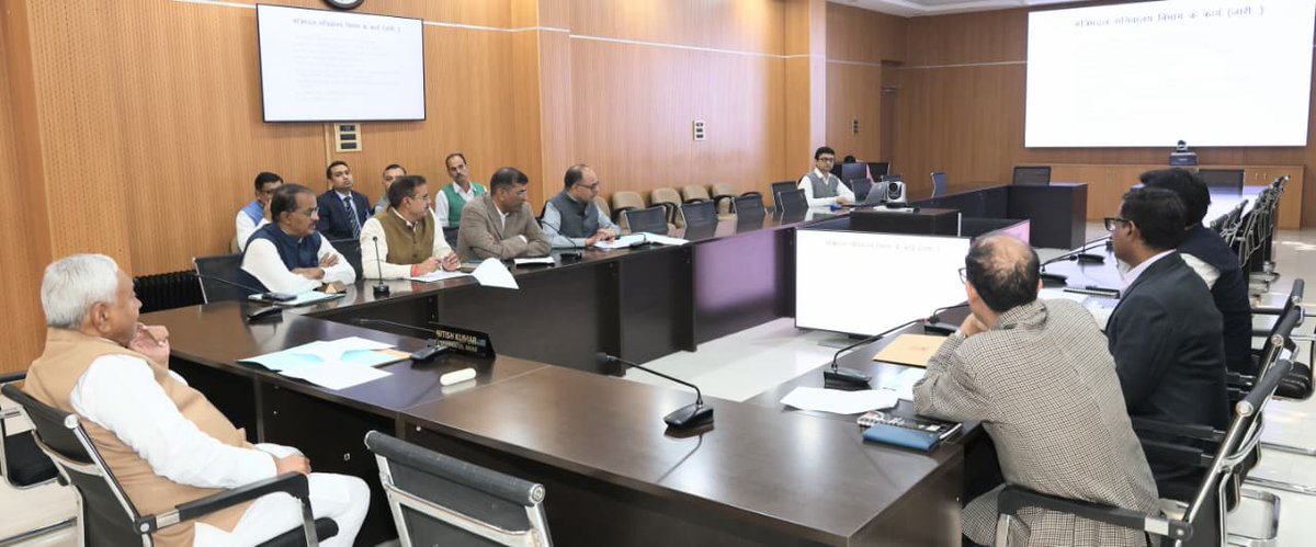 officecmbihar's tweet photo. माननीय मुख्यमंत्री श्री नीतीश कुमार जी ने आज 1 अण्णे मार्ग स्थित ‘संकल्प’ में मंत्रिमंडल सचिवालय विभाग एवं निगरानी विभाग के कार्यों की समीक्षा की और अधिकारियों को आवश्यक निर्देश दिये। https://t.co/xullStSH5Q