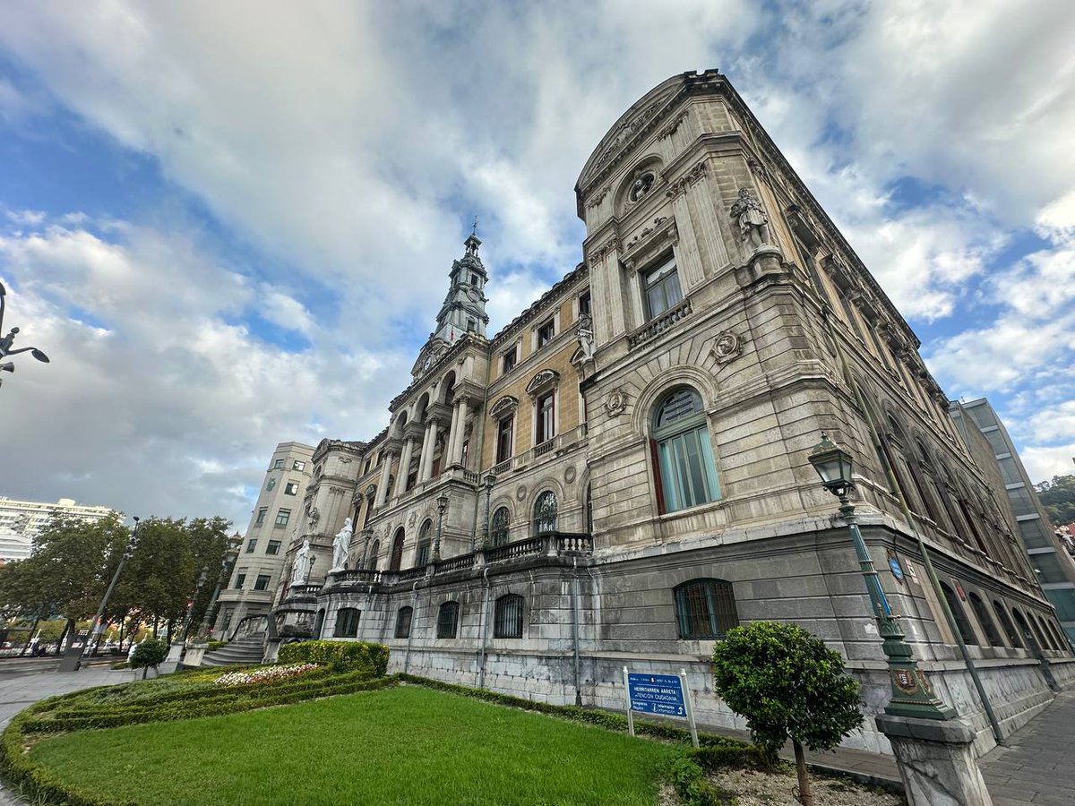 Gaur Osoko Bilkura Bilboko Udalean. Gure gaiak:

•Harrera turistikorako gehienezko edukiera ezartzea
•Irisgarritasun plangintza
•Gazteentzako indarkeria matxistaren arloan baliabidea La Perreran.
•Osasun publiko unibertsala
•Eskolen itxiera saihestu

Zuzenean