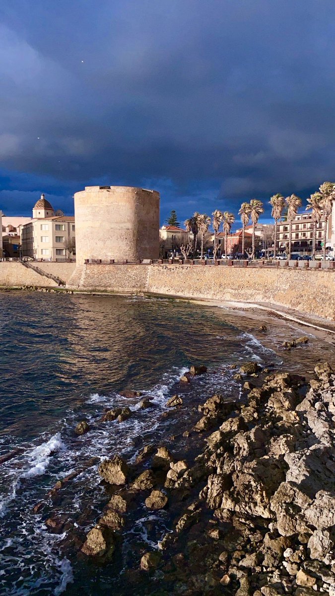 Alghero non è solo sabbia che è farina e mare turchino. Alghero è anche luce d’un pomeriggio senza niente, che è vigilia di niente, senza nome e cognome.