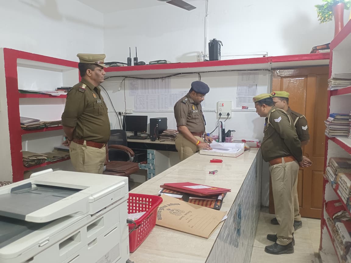 balrampurpolice's tweet image. #BalrampurPolice 
#AddlSP @VishalPCop द्वारा थाना को0 उतरौला का वार्षिक निरीक्षण किया गया, थाने के विभिन्न अभिलेखों की जांच की गई एवं अभिलेखों को निरंतर अद्यतन करते रहने हेतु संबन्धित को निर्देशित किया गया।