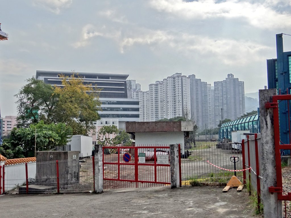 これは12年前に香港鉄路博物館の入口でふと撮った写真だけど、右側に