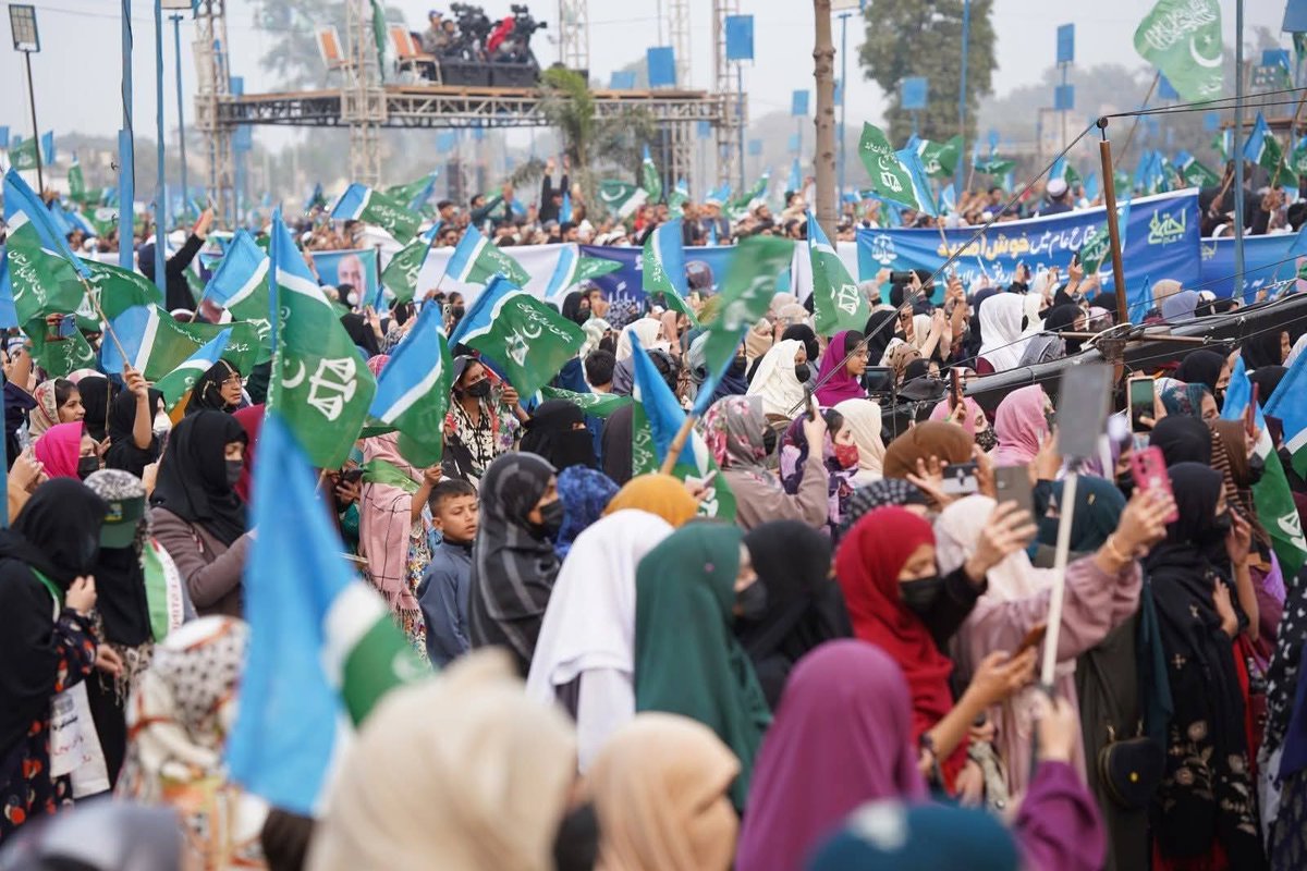 Esmatara3's tweet photo. #BadloNizamWithJIWomen
When women rise, nations rise.
And today, JI Women are standing at the frontlines of system change.
گلا سڑا فرسودہ نظام بدلنے میں جے ائی وومن ونگ ہراول دستہ ہے 
جو مردوں کے شانہ بشانہ کام کر رہا ہے
JI Women For Change
#BadloNizamWithJIWomen https://t.co/01Ms4qzDyf
