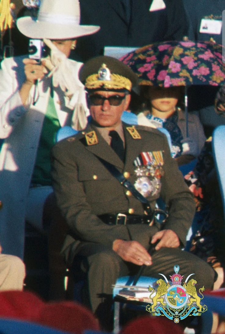 tehran445522's tweet image. پادشاه دل‌ها.. 
عشقت انقدر به ایران سرشار و جاری بود که نسل به نسل هنوز عاشقتیم❤️✨
#جاویدشاه