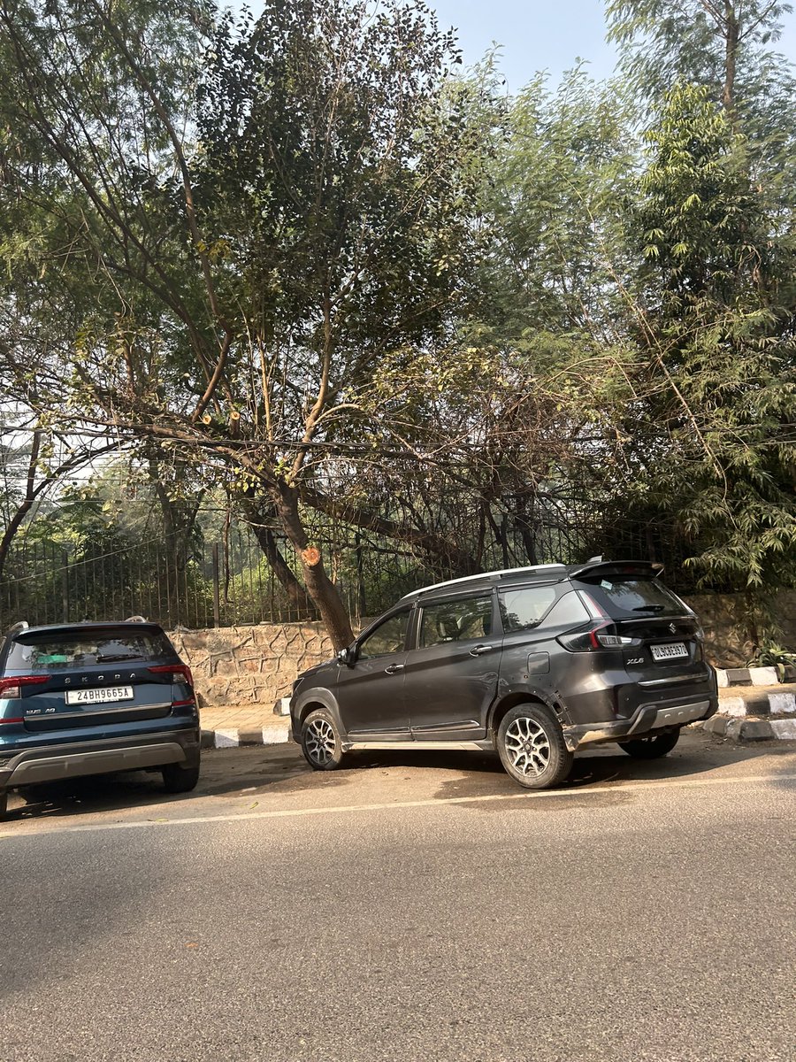 NDNS_HQ's tweet image. Trees - They naturally remove air pollution for free.
5 trees are felled every hour in Delhi.
Why aren’t the leaders saving Delhi trees?
These trees were cut recently in south Delhi, thereby increasing air pollution.