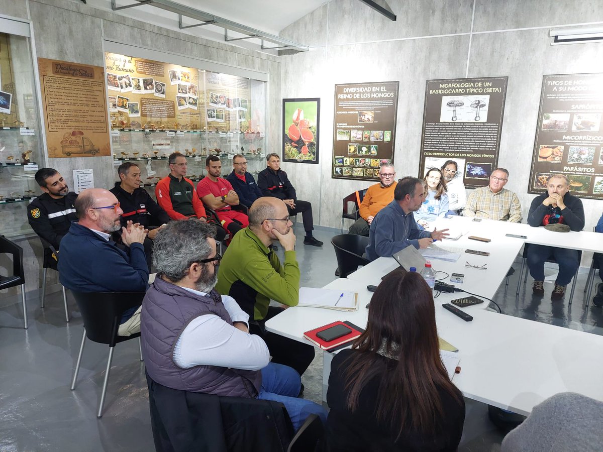 #IbiMediambient ]🟢 EL Museu de la Biodiversitat acull la reunió ordinària del Consell de Protecció de la Font Roja, en la qual es va retre homenatge als cossos involucrats en l'extinció de l'incendi del passat mes de juliol.❤ 👏👏👏