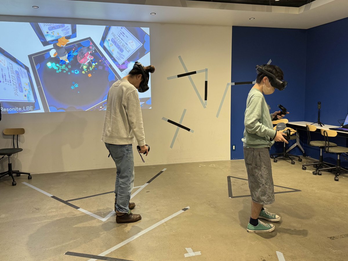昨日は #Resonite_LBE 体験してました！

物理空間のHMD位置が同期できるVRシステム『LBE（Location-based Entertainment）』を使ったコンテンツで遊んできました

物理的に人とぶつかりそうになるハラハラ感もあって、友達と一緒に遊ぶVRコンテンツとしてめちゃくちゃ盛り上がりそう～