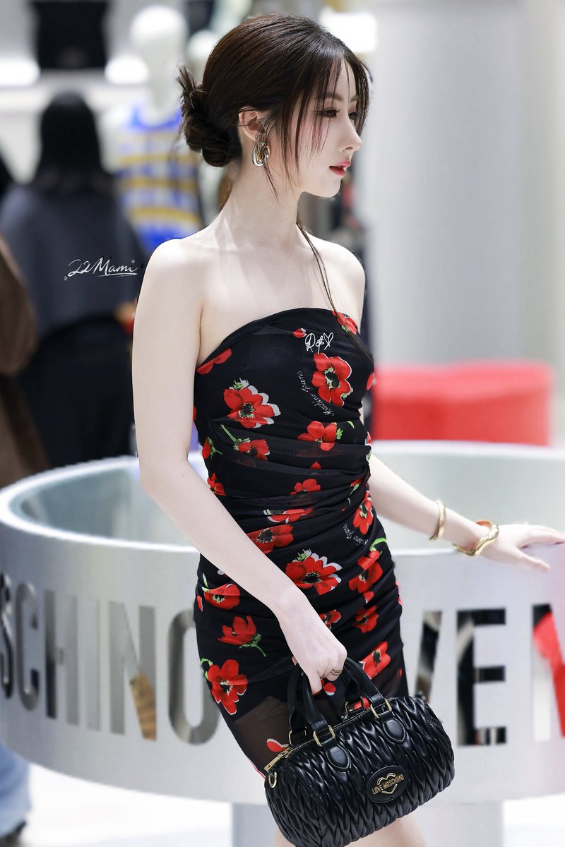 its_sunnyuni's tweet photo. Sirviendo qk  a todo lo que da.
MOSCHINO X APASRA
#YokoAtMOSCHINO https://t.co/CPdUlwWBiR