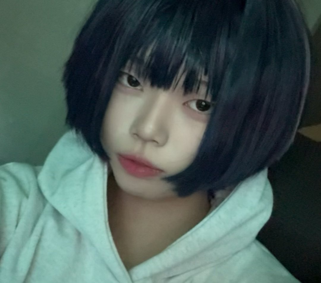 앞머리가 너무 짧아서 요즘 이러고 다녀요… 
(´；ω；`)