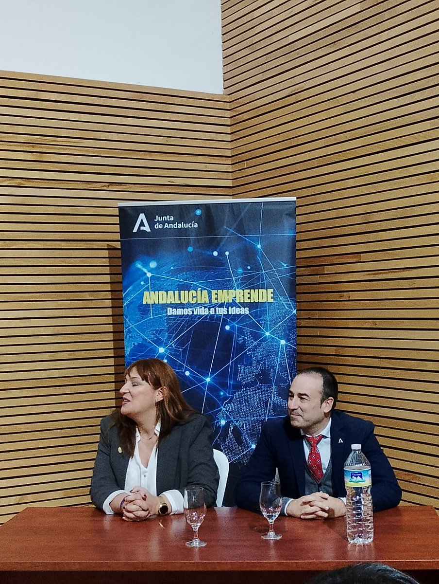 Delegado de <a href="/EducaAnd/">Consejería Desarrollo Educativo y FP</a> y <a href="/UniversidadAnd/">Consejería Universidad, Investigación e Innovación</a>, <a href="/CarlosSorianoG4/">Carlos Soriano Garcia</a>, participa en ‘Valverde Emprende’, un encuentro celebrado en #Valverde del Camino para reconocer la trayectoria de 18 emprendedores y poner en valor el trabajo que realiza <a href="/aemprende/">Andalucía Emprende</a> <a href="/cadehuelva/">Andalucía Emprende Huelva</a> a través del CADE.