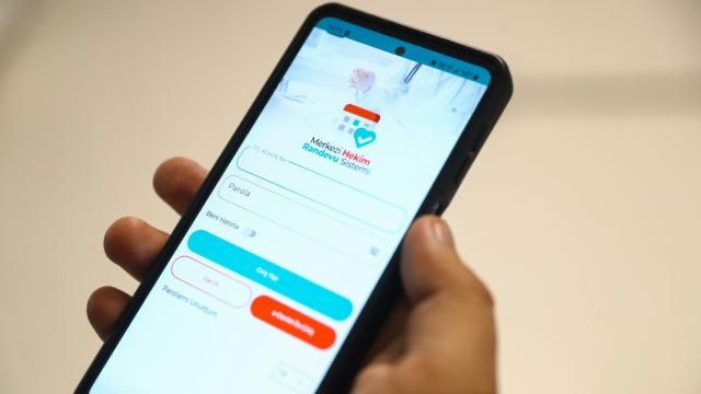 Sağlık Bakanı Kemal Memişoğlu:

"Yaptığımız düzenleme ve aldığımız tedbirlerle, randevu bekleyen hasta sayısını 4 milyondan 400 binin altına düşürerek, bekleyen oranını yüzde 90 azalttık. MHRS üzerinden 79 branşın 72'sine artık aynı güne randevu verebiliyoruz."