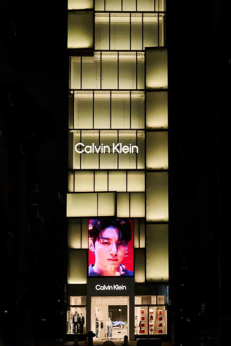 CalvinKlein__JP's tweet image. 夜の一幕。

Jung Kook／ジョングクがCalvin Klein神戸店のスクリーンに登場。

bit.ly/4rfQMAJ