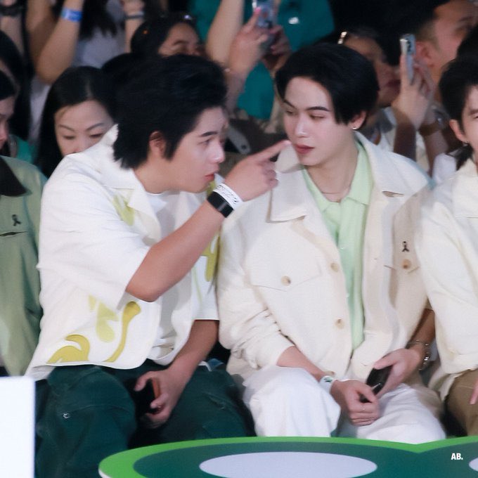 kittynny_'s tweet image. “babe, look at that !”          “mwah 💋”