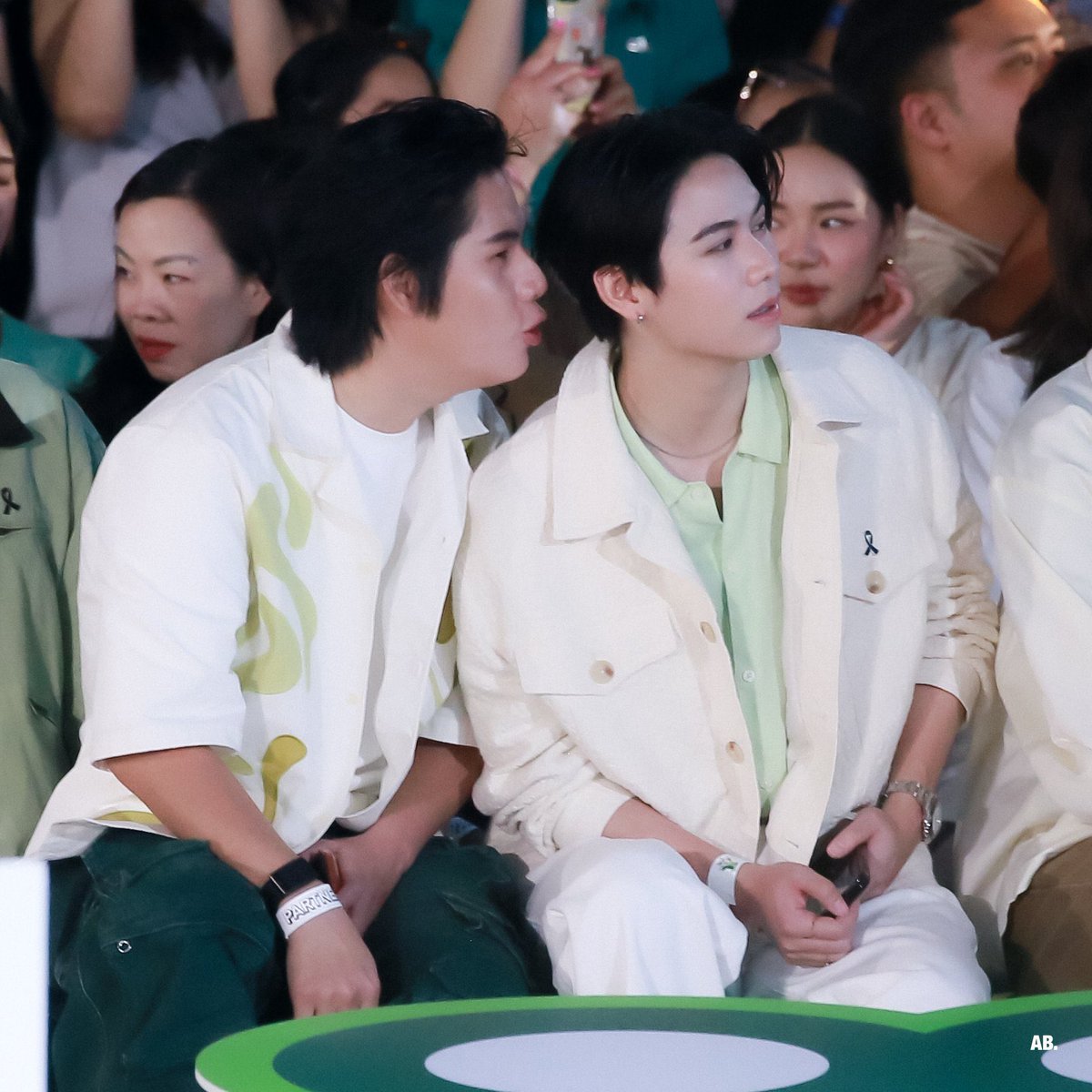 kittynny_'s tweet image. “babe, look at that !”          “mwah 💋”