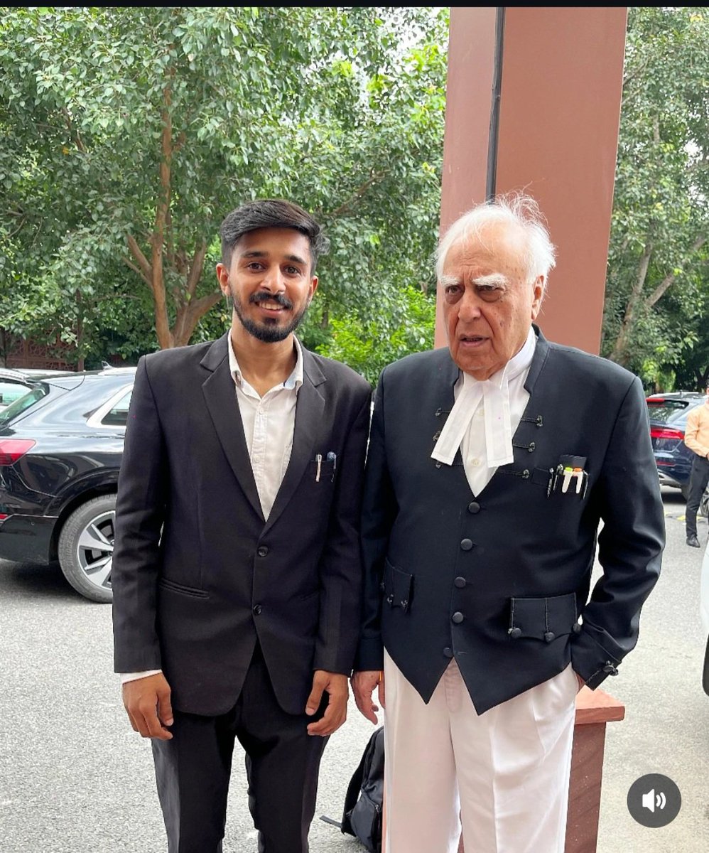 peerless_alace's tweet photo. @dhruv_rathee the police. Among the crowd were people like Ravjot and Sameer Faiz, and Sameer’s Instagram profile clearly hints at his Congress connections. As soon as they were arrested, the entire Congress ecosystem, along with the German brother, jumped in to defend them. https://t.co/sxKpNhAjyf