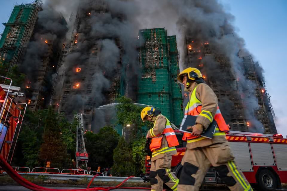 GlobalNewsMontr's tweet photo. ⚡️#BREAKING Fire Services Department says death toll in Hong Kong tower fires has risen to 65 https://t.co/g4d1LrMVD9