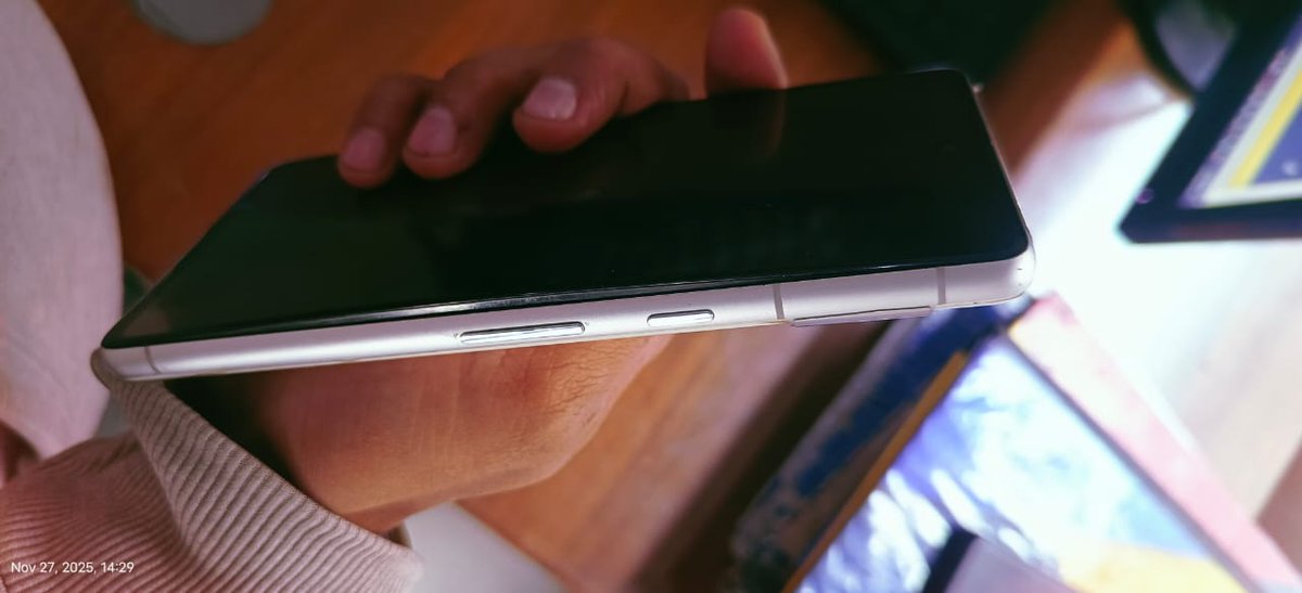 knowthings7's tweet photo. I purchased a @madebygoogle pixel 7 phone a year ago  and now after completing 1 year 3months my phone has battery swelling problem because of this its screen from sides bumped up and swelled. Now warranty has been over and also its difficult to find its service centre🙂😅. I https://t.co/zLE6Eq6nSH