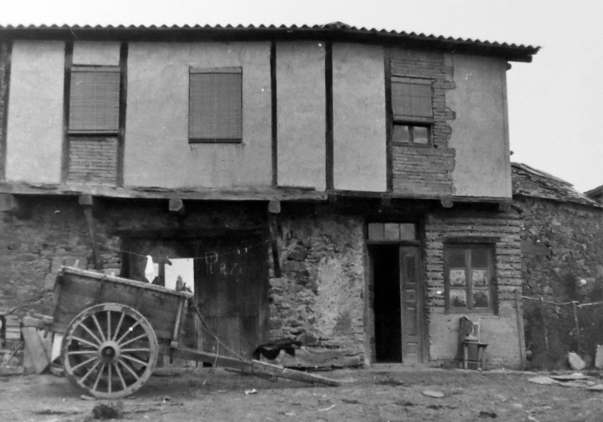 BenitoPellitero's tweet photo. Un carro frente a una casa en la plaza de la Iglesia de la localidad de #Justel, año 1971-1973.
Autor: Desconocido
Fuente: AHPZA
Procedencia: Fototeca "Benito Pellitero" https://t.co/86K4v1YAAS