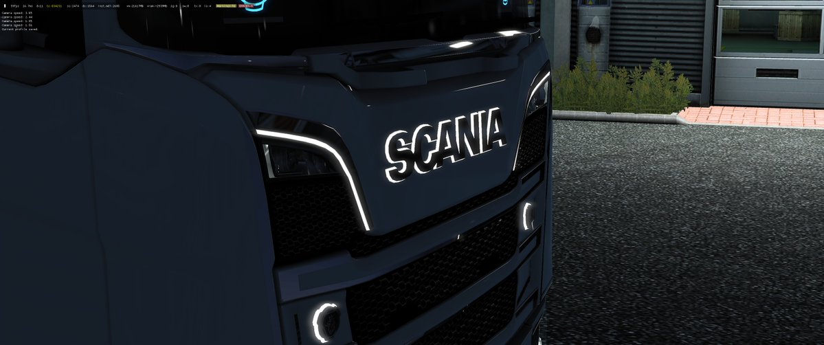 kuramochia's tweet image. 真ん中の追加ライト？に LED ストリップを埋めてるカスタムを発見したので、作ってみた。
良いのではないでしょうか。
処理重くなるからフレア無しで雰囲気だけ、色は白のみでいいかな？うーむ悩みどころ。