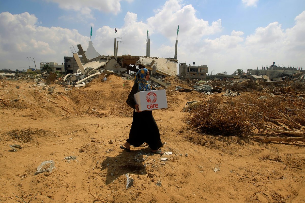 Heute arbeitet CARE in 120 Ländern. Viele Österreicherinnen und Österreicher stehen heute an unserer Seite, um Notleidenden in aller Welt zu helfen, die von Kriegen, Vertreibung und der Klimakrise betroffen sind. Nächstenliebe &amp; Solidarität: Werte, die niemals aus der Mode sind.