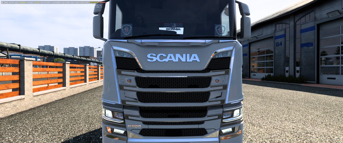 kuramochia's tweet image. 真ん中の追加ライト？に LED ストリップを埋めてるカスタムを発見したので、作ってみた。
良いのではないでしょうか。
処理重くなるからフレア無しで雰囲気だけ、色は白のみでいいかな？うーむ悩みどころ。