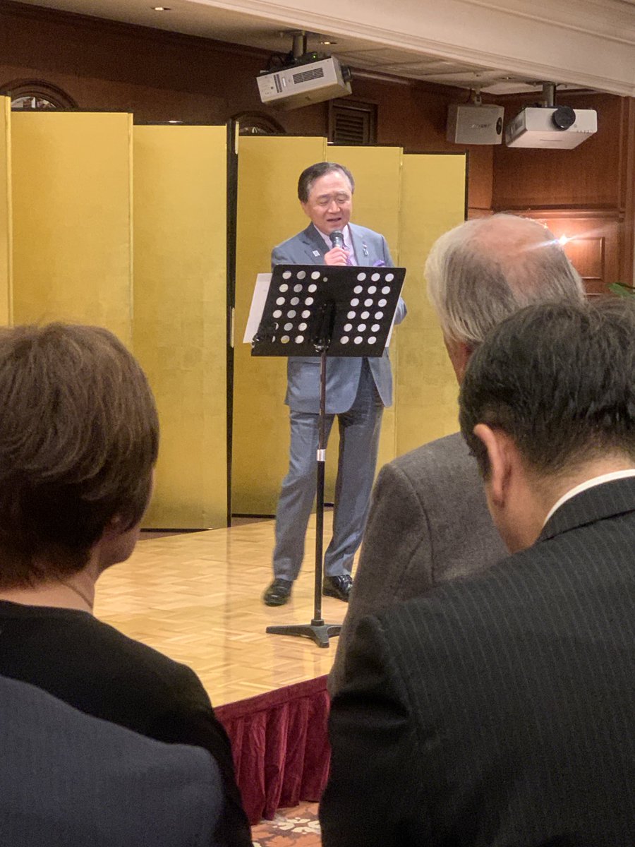 TakemiKeizo's tweet image. 黒岩神奈川県知事の励ます会に出席。ブルーライト横浜をベトナム語で歌いベトナムで歌手デビューしたとの事。未病に理解を得る為うったえかけをする時とはまた一味違うユニークな特技に脱帽！