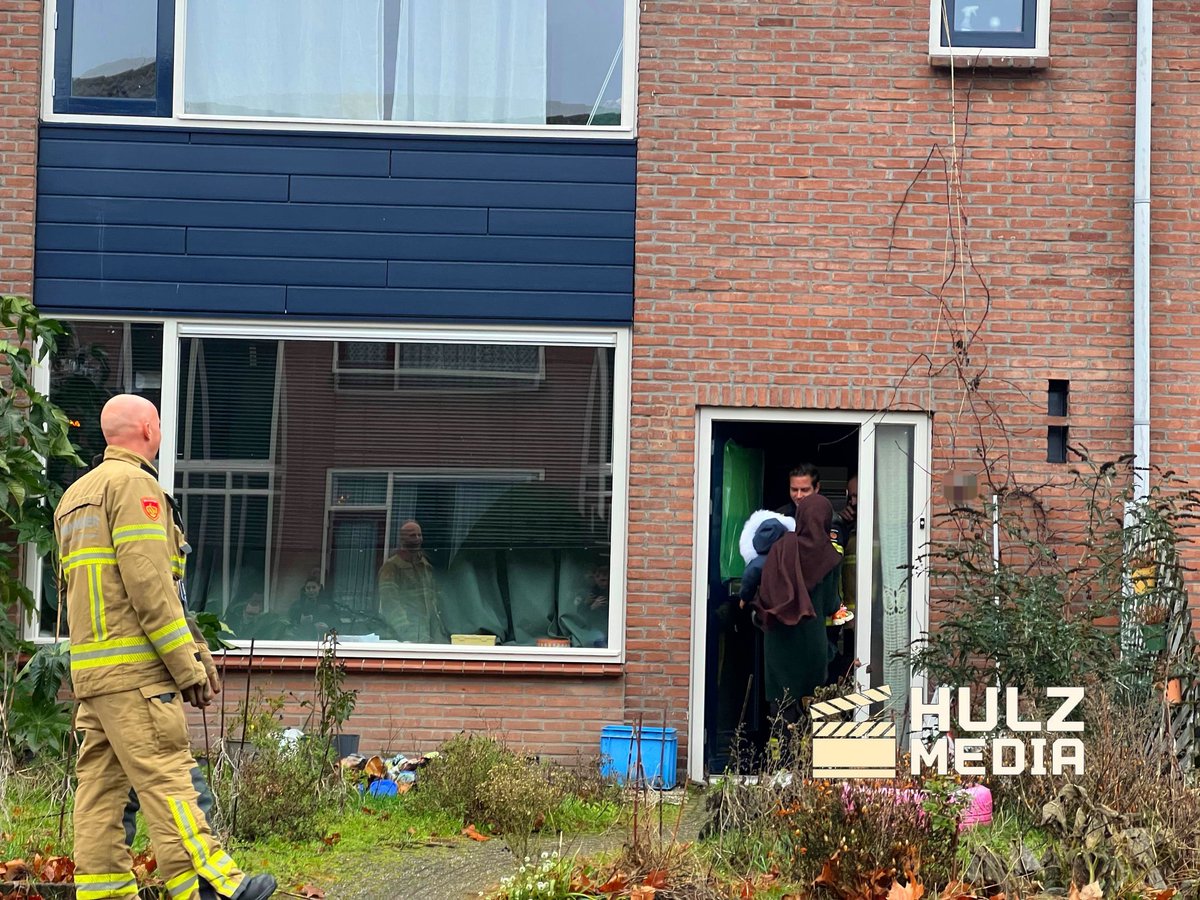 Moeder buitengesloten, brandweer redt kindje