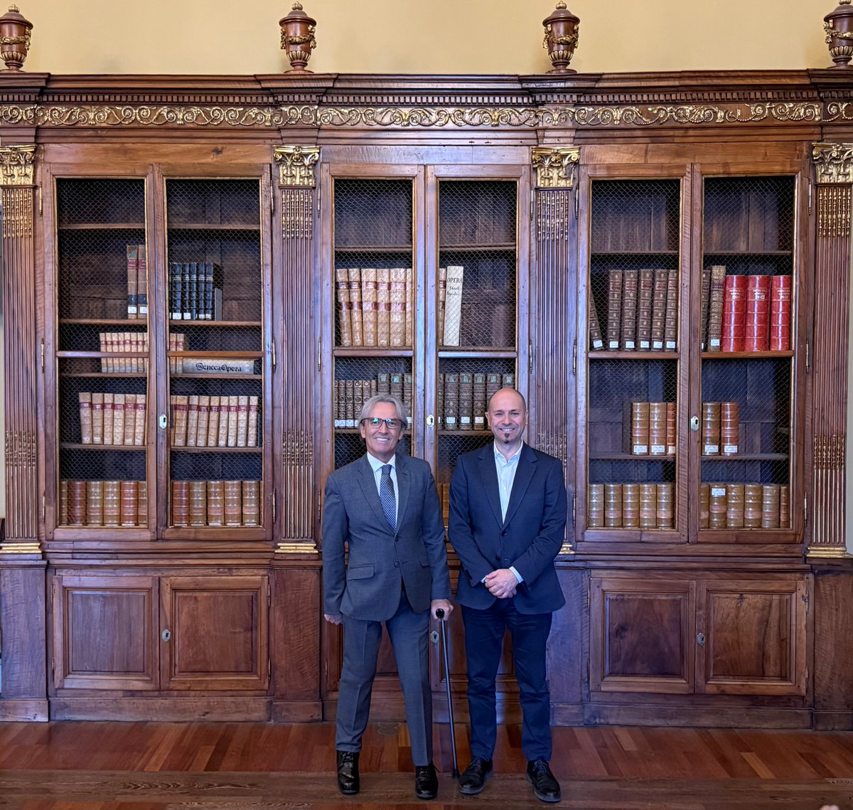 La #BNE recibió ayer la visita de 75 estudiantes de Montería (Colombia) con notas sobresalientes en la prueba de acceso a la universidad. Junto a ellos estuvo Eduardo Ávila Navarrete, embajador de Colombia en España <a href="/EmbajadaColEsp/">Embajada de Colombia en España</a>. 🇪🇸🤝🇨🇴