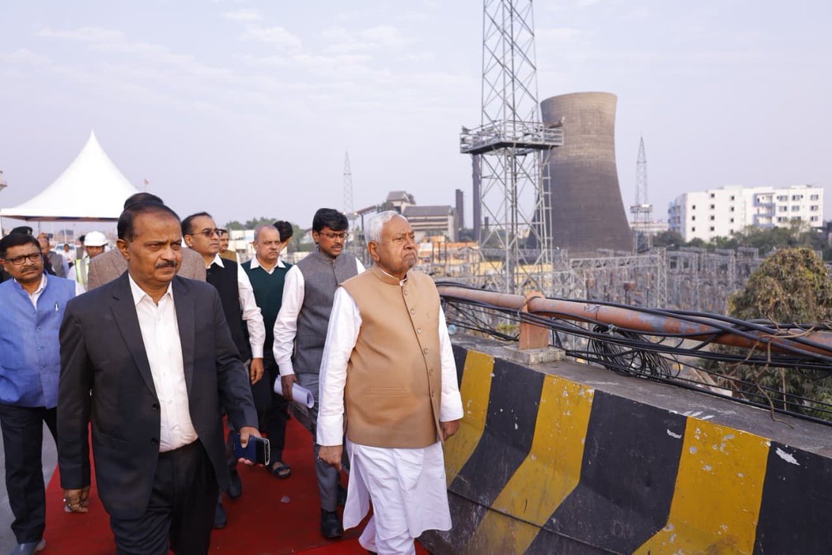 NitishKumar's tweet image. आज मीठापुर–महुली–पुनपुन पथ (फेज-2) के अंतर्गत सिपारा गुमटी पर बन रहे रेलवे ओवरब्रिज और सिपारा–मीठापुर एलिवेटेड पथ के निर्माण कार्यों का निरीक्षण किया तथा इन्हें गति और गुणवत्ता के साथ शीघ्र पूर्ण करने का निर्देश दिया।

इस निर्माण कार्य के पूरा होने पर पटना शहर में आवागमन सुगम…